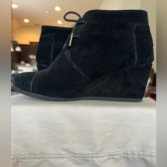 Toms Women's Size 10 W black Suede Covered Wedge Booties - Picture 1 of 14